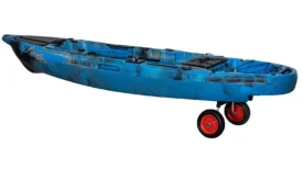 Chariot de transport installé avec un kayak de pêche