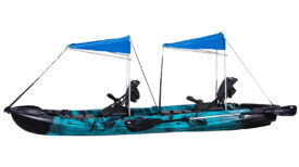 Deux pare-soleils pour kayak installé sur un kayak de pêche biplace
